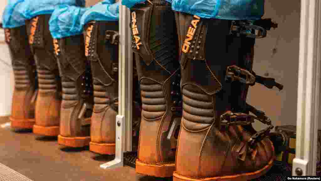 NASA planira da predstavi četiri osobe "slične astronautima" izabrane da čine posadu koja će boraviti u CHAPEA godinu dana počevši od ovog leta. Na slici su čizme unutar Mars Dune Alpha, NASA-inog simuliranog Marsovog staništa. S obzirom na ogromnu udaljenost Marsa od Zemlje u poređenju sa Mesecom, Suzane Bel (Suzanne Bell) NASA-in rukovodilac u Laboratoriji za zdravlje i performanse ponašanja, rekla je da će mentalno zdravlje i socijalna dinamika posade biti procenjeni na ovaj način.