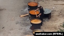 Bu waka, sebitde käbir gurply hojalyklaryň, musulmanlaryň sapar aýy mynasybetli, sadakalary berýän mahalyna gabat geldi. (Arhiwden alnan illýustrasiýa suraty)