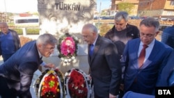 Лидерът на ДПС Мустафа Карадайъ, кандидатът за президент на Турция от Опозиционния алианс Кемал Кълъчдароглу и кметът на Кърджали Хасан Азис.