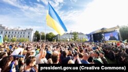 Президент Украины Владимир Зеленский во время выступления на митинге в центре столицы Литвы в рамках кампании «Поднимаю флаг за Украину в НАТО». Вильнюс, 11 июля 2023 года