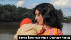 Samra Šakanović Prgić, autorica dvije knjige i mlada majka iz Orašja, kaže da bi roditeljstvo bilo mnogo teže bez podrške šire porodice. 