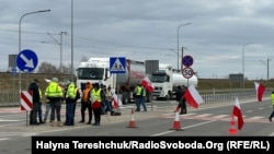 Польські фермери перекрили дорогу перед пунктом пропуску Медика-Шегині, 14 лютого 2024 року