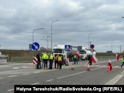 Польські фермери протестують перед пунктом пропуску Медика-Шегині, 14 лютого 2024 року.