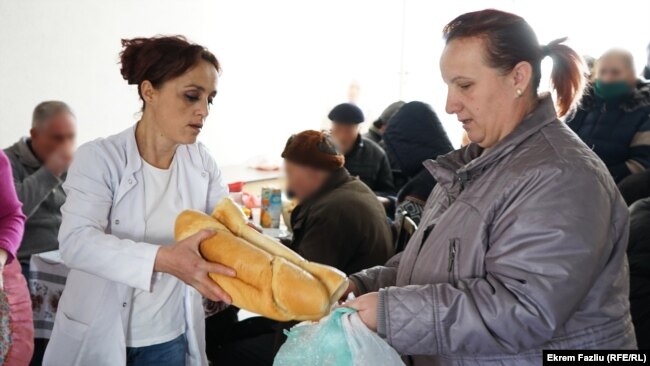 Rronita Lajçi duke marrë ushqime në kuzhinën popullore "Bereqeti" në Pejë.