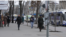 Oameni mergând pe o stradă din centrul mun. Chișinău