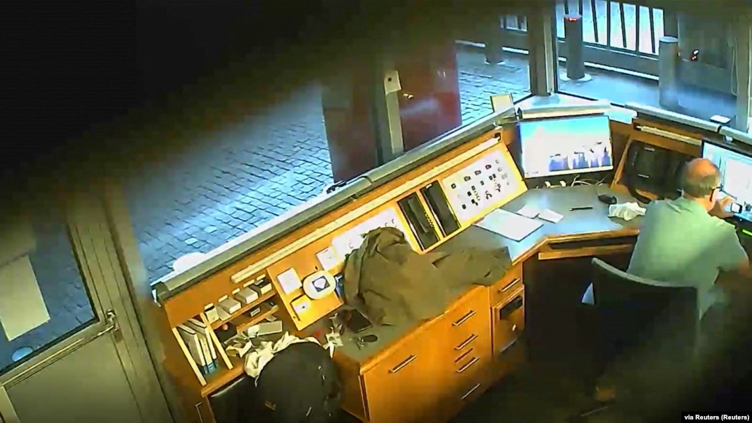 Captură foto preluată dintr-un video depus la dosar și rulat la proces, în care David Ballantyne Smith filmează camerele CCTV de la Ambasada Marii Britanii din Berlin. August 3, 2020.
