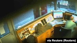 Captură foto preluată dintr-un video depus la dosar și rulat la proces, în care David Ballantyne Smith filmează camerele CCTV de la Ambasada Marii Britanii din Berlin. August 3, 2020.