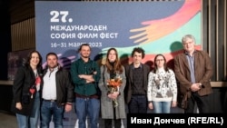  Екипът на „ Една провинциална болница “ по време на премиерата на „ София филм фест “ дружно с част от лекарите и пациентите, които вземат участие във кино лентата 