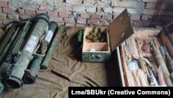 У схованці на Київщині знайшли п’ять гранатометів і 12 бойових гранат Ф-1, РГД-5 та РГО
