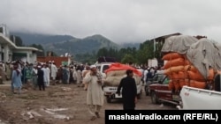 د اګست پر لومړۍ احتجاجیان د اورکزیو د مرکزي روغتون مخې ته احتجاج کوي.