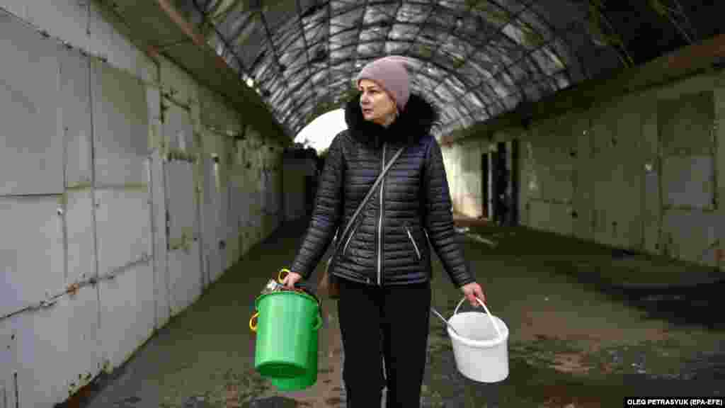 Julija je članica grupe za dobrobit životinja Teritorija ljubaznosti i jedna je od mnogih volontera koji obezbeđuju hranu za životinje koje sada žive na ulicama &nbsp;