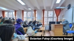 Octavian Fulop, supraviețuitor Auschwitz – Birkenau, discutând despre Holocaust la o întâlnire cu elevii Colegiului Cuza din București