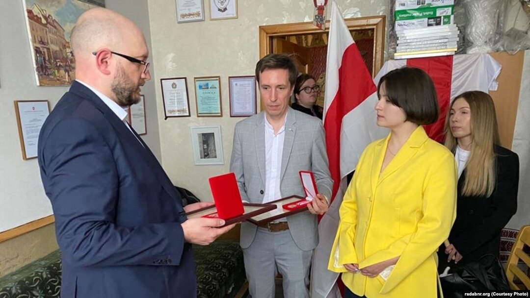 A BNR representative awards the medals to the relatives of the Losiks and Palchys.
