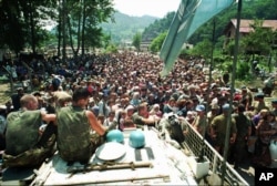 Nizozemske mirovne snage UN-a u Potočarima s izbjeglicama, juli 1995.