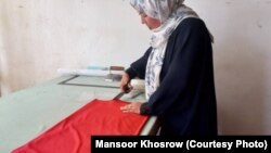 یک خانم در حال قیچی کاری در کارگاه صنایع دستی که از سوی شماری از زنان و دختران در ولایت بامیان ایجاد شده است