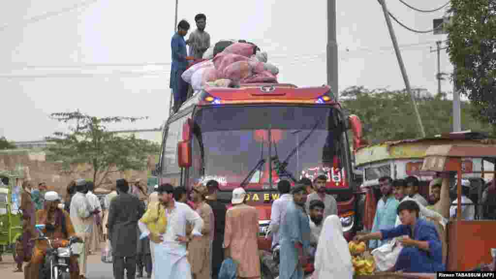 Afganistanske izbjeglice ulaze u autobus iz Karačija za Afganistan. Afganistanske izbjeglice u Pakistanu žale se na maltretiranje i manjak informacija i pomoći u ispunjavanju papirologije potrebne za produženje njihovog boravka u zemlji. &quot;Nakon što mi je u julu istekla pakistanska viza, ponovno sam zatražio produženje, ali vlada to još, nažalost, nije obradila&quot;, rekao je izbjeglica Ahmad. &quot;Objava pakistanske vlade stvorila je veliki pritisak i većina nas sada se suočava s problemima mentalnog zdravlja&quot;, rekao je za Radio Azadi,&nbsp;afganistanski servis Radija Slobodna Evropa.