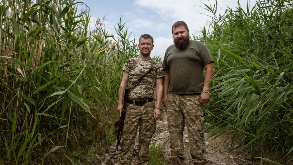 Улиците са пусти, сградите - разрушени, стрелбата - постоянна. Но