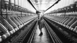 Munkásnő egy könnyűipari üzemben, 1986-ban.