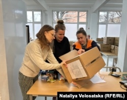 Ірина, Аґнєшка Дея та Інна пакують продуктовий набір для біженців. Варшава, 19 лютого 2024 року