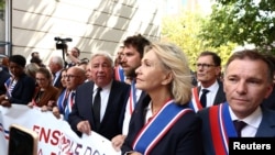  Кметът, чиято къща беше атакувана, и събралите се да го поддържат в понеделник 