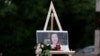 Партрэт памерлага ў няволі мастака Алеся Пушкіна на акцыі салідарнасьці ў Вільні. 2025