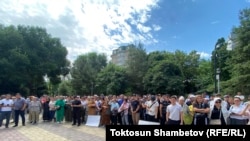  Митинг торговцев рынков в сквере имени Горького. Бишкек, 12 июня 2024 года