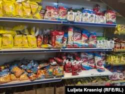 Në raftet e një dyqanii në Prishtinë janë parë produkte pa flamuj të origjinës dhe pa çmime.