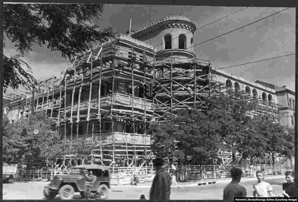 Rikonstruktimi i një ndërtese administrative në rrugën Artema, në qendër të Donjeckut. Ndërtesa u dëmtua rëndë gjatë luftës dhe më pas u rindërtua në stilin e &quot;klasicizmit socialist&quot;. &nbsp;