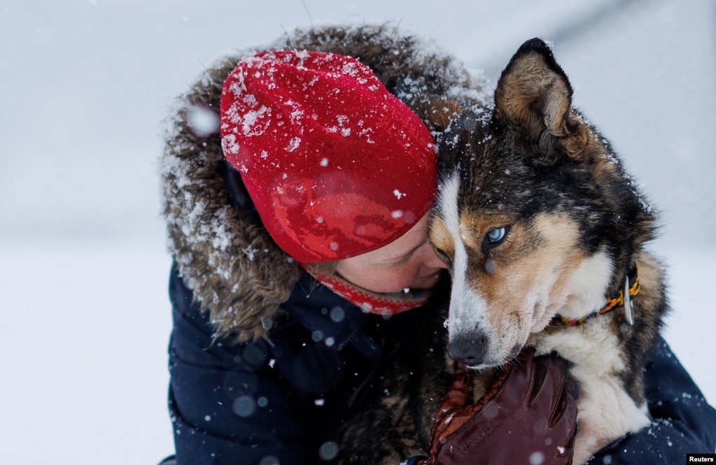 Kontabilistja e kompanisë Kings Bay AS, Sunniva Berge Mo, 33 vjeç, përqafon qenin e saj Zelda, në oborrin e qenve në Ny-Aalesund, Svalbard, Norvegji, 9 prill 2023. Ny-Alesund ka vetëm rreth 35 banorë gjatë gjithë vitit.