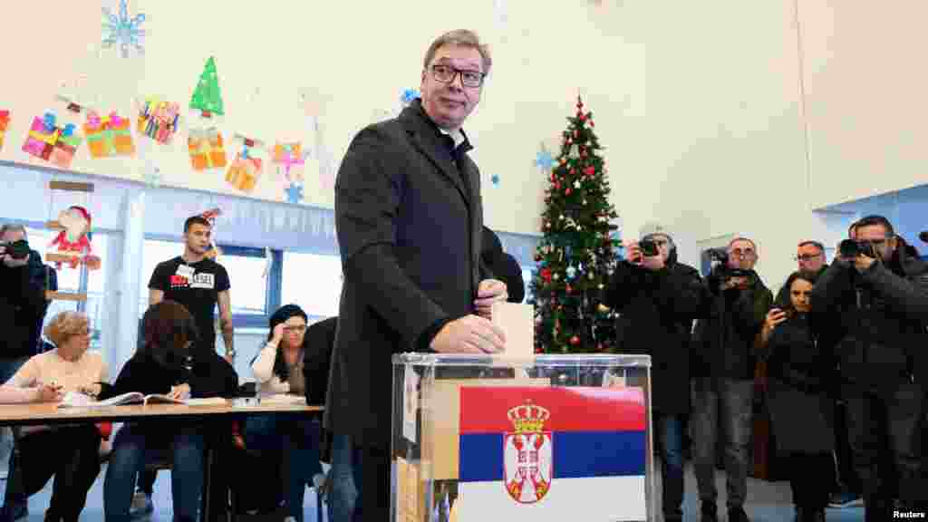 Aleksandar Vučić szerb elnök leadja szavazatát egy szavazóhelyiségben a parlamenti választásokon Belgrádban 2023. december 17-én. A jelenlegi elnök, Vučić pártja nyerte Szerbiában az előrehozott választásokat vasárnap.&nbsp;A parlamenti, tartományi és helyhatósági választást a tavaszi&nbsp;iskolai lövöldözések indokolták, amelyek után tízezrek vonultak utcára&nbsp;az elnök lemondását követelve