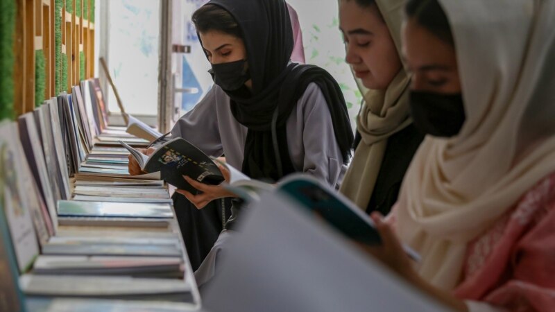 کتاب و مطالعه جایگزین لحظه های تنهایی دختران؛ « مکاتب بسته است، کتاب میخوانیم» 