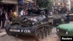 Snage mirovne misije NATO (Kfor) ulaze u Prizren na jugoistoku Kosova 16. jula 1999.