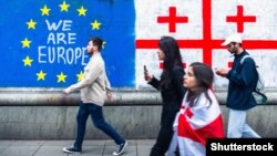 Граффити с изображением флагов Грузии и ЕС на проспекте Руставели в Тбилиси