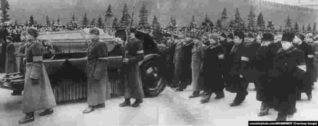 Vojnici prate Staljinovo tijelo pored Kremlja, 9. ožujka. Na krajnjoj desnoj strani je Nikita Hruščov, koji će kasnije postati vođa Sovjetskog Saveza.