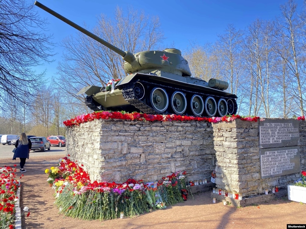Një tank sovjetik T-34/85 në Narva, Estoni, në kufirin me Rusinë që shënoi kapjen e Narvës në vitin 1944 nga forcat naziste, fotografuar në maj të vitit 2022. Tanku u hoq nga bazamenti i tij dhe u dërgua në një muze lokal në gusht të po atij vitit. Si përgjigje ndaj heqjes së diskutueshme të tankut, autoritetet ruse ngritën një monument pothuajse identik në Ivangorod, pikërisht përtej kufirit të lumit me Estoninë, një muaj më vonë.
