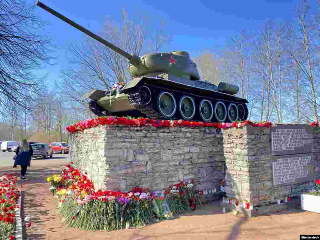 Un tanc sovietic T-34/85 în Narva, la granița Estoniei cu Rusia, fotografiat în mai 2022. Monumentul, dedicat Armatei Roșiii care a cucerit orașul Narva de la naziști în 1944, a fost dat jos de pe postament&nbsp;și dus la un muzeu local în august 2022. O lună mai târziu, autoritățile ruse au ridicat un monument aproape identic&nbsp;la Ivangorod, pe malul o