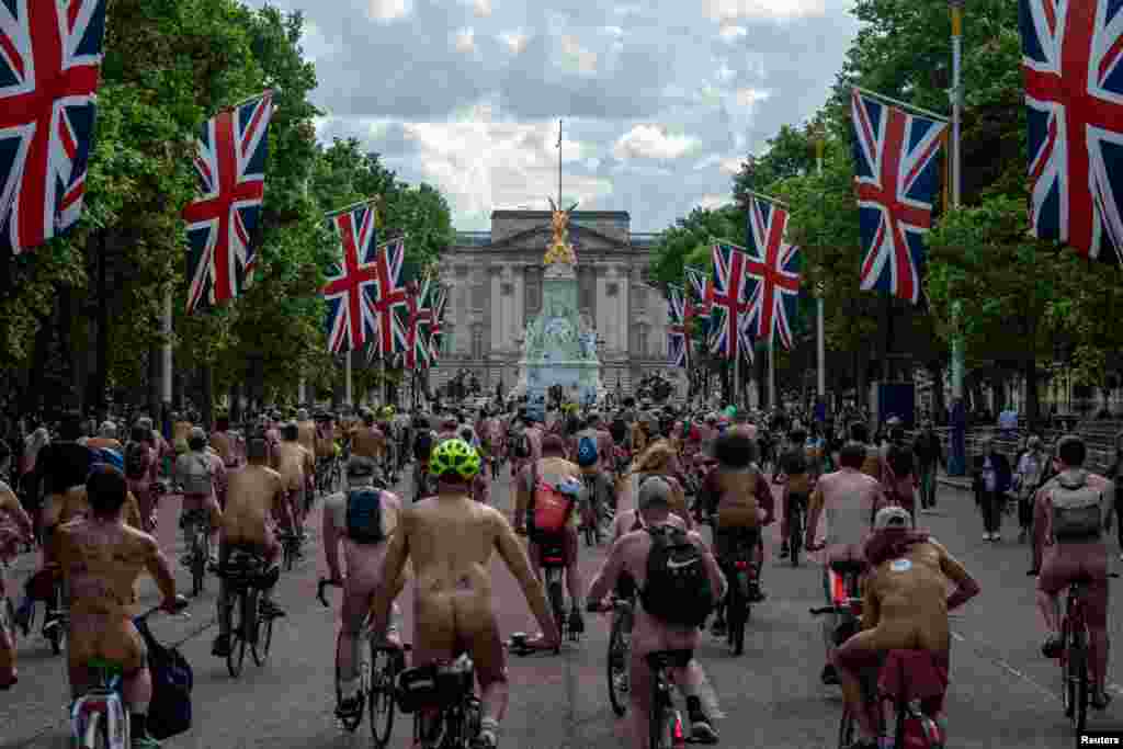 Goli biciklisti voze se prema Buckinghamskoj palači tokom Svjetske gole vožnje bicikala, koja se već 20 godina održava u Londonu, Velika Britanija, 8. juna.