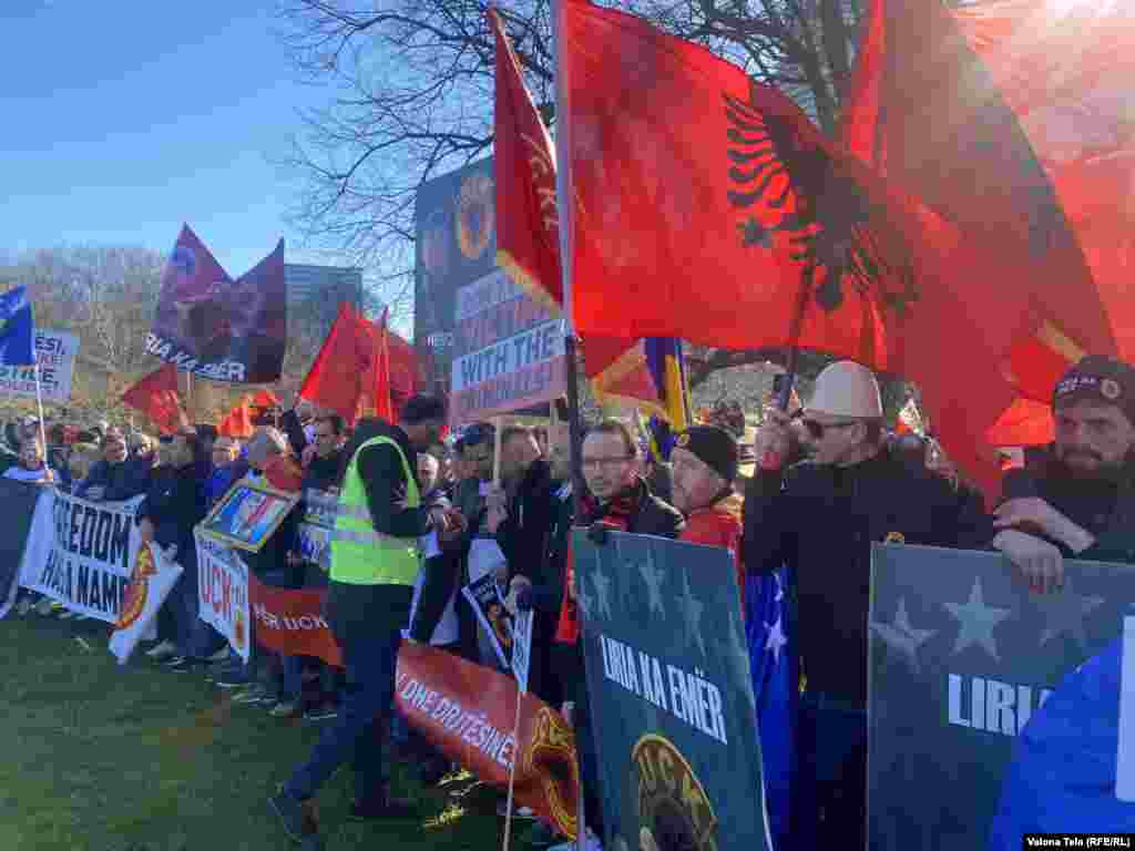 Më 3 prill ka nisur gjykimi ndaj Hashim Thaçit, Kadri Veselit, Jakup Krasniqit dhe Rexhep Selimit, ish-eprorë të Ushtrisë Çlirimtare të Kosovës. Ata po akuzohen për krime lufte dhe krime kundër njerëzimit. &nbsp;