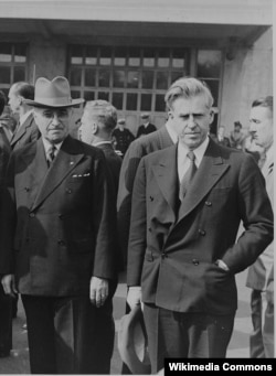 Президент Гарри Трумэн и министр торговли Генри Уоллес на траурной церемонии по случаю смерти Рузвельта. Вашингтон, 14 апреля 1945 года