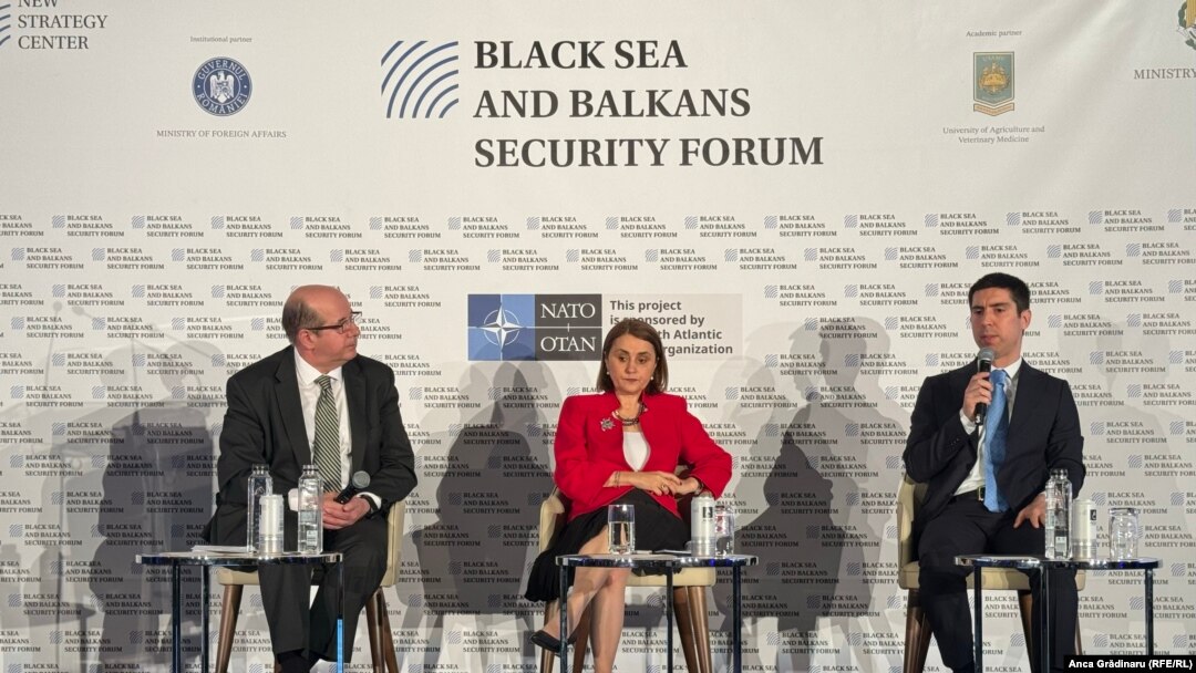 Luminița Odobescu, ministrul român de Externe, Mihai Popșoi, ministrul de Externe al R. Moldova, și Sorin Ducaru, directorul Centrului Satelitar al UE, la Black Sea and Balkans Security Forum, București, 24 mai 2024. 