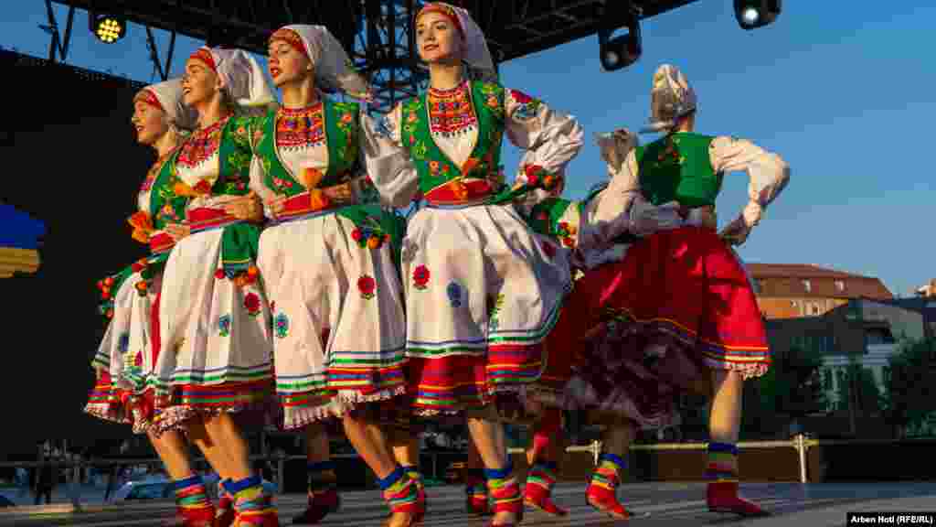 Plesači iz Ukrajine plešu tradicionalni ukrajinski ples.