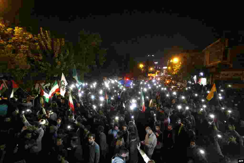 Studentë dhe protestues në Teheran ndezin dritat e telefonëve teksa protestojnë para Ambasadës britanike në Teheran, mëngjesine&nbsp; hershëm të 18 tetorit 2023.&nbsp;