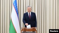Ուզբեկստան - Գործող նախագահ Շավքաթ Միրզիյոևը քվեարկում է նախագահական ընտրություններում, Տաշքենդ, 9-ը հուլիսի, 2023թ.