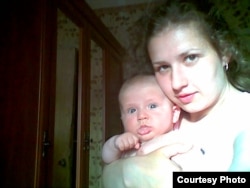 Маленький Іван Іванов з мамою. Фото з особистого архіву родини