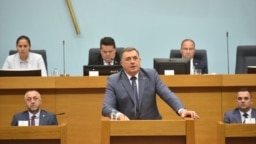 Dodik se obraća poslanicima iz RS na skupštinskoj sjednici tokom koje su usvojeni sporni zakoni, Banja Luka, BiH, 27. juni, 2023.