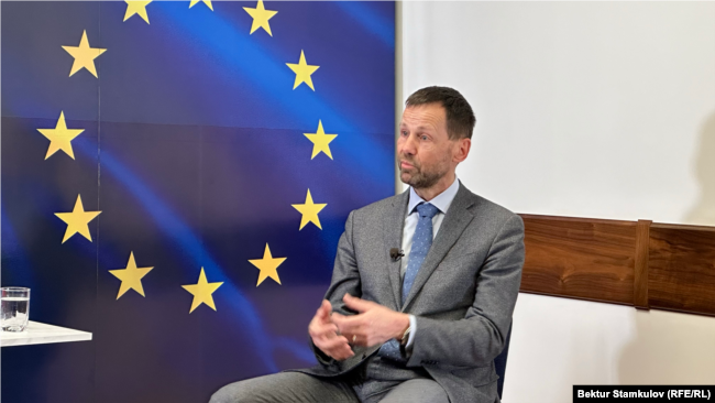 د افغانستان لپاره د اروپایي ټولنې ځانګړی استازی توماس نیکلاسن په قرغزستان کې د ازادي راډیو له قرغزي څانګې سره د پرونۍ مرکې پر مهال