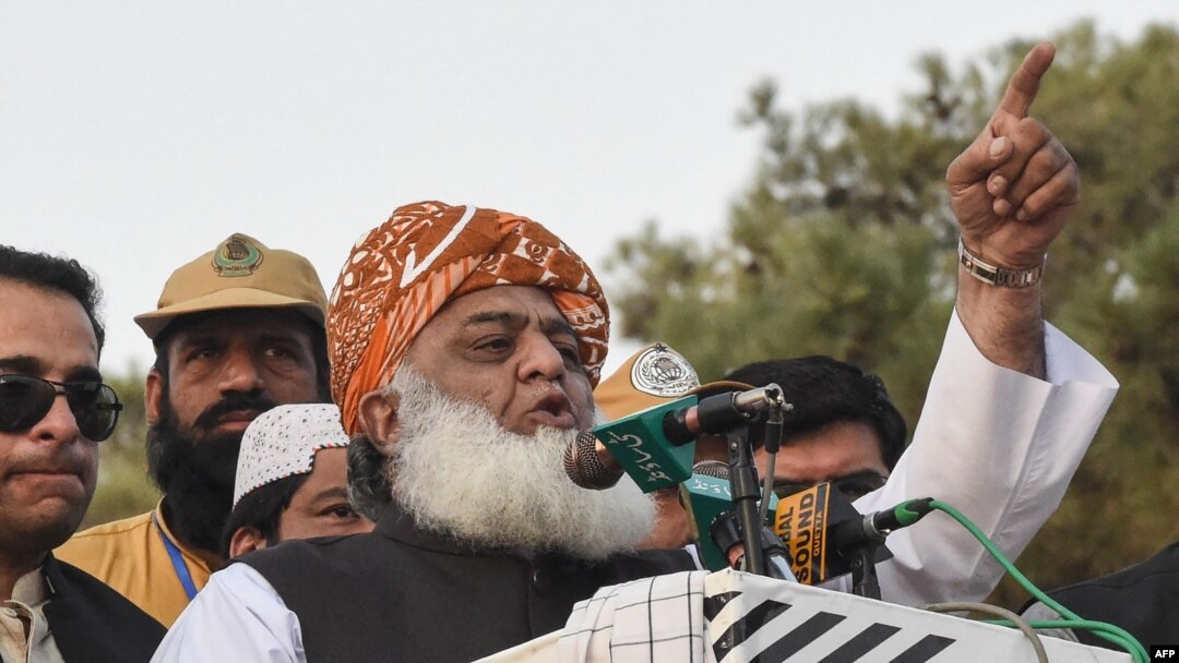 مولانا فضل الرحمن په وار وار په قبايلي سيمو کې د وسلوالو په فعالیتونو اندېښنې ښوولې. پخوانی انځور
