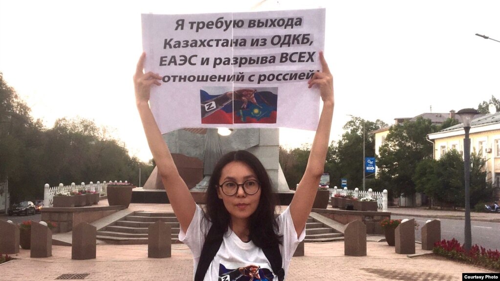 Фотограф Лейла Турлыбек на пикете в Алматы, 6 июля 2023 года
