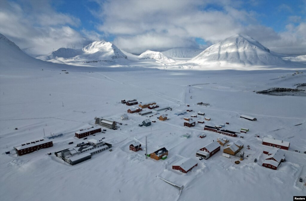 Shtëpitë në qytetin e Ny-Aalesund, Svalbard, Norvegji, 10 prill 2023. Në&nbsp;dekadën e fundit, katër ndërtesa janë dëmtuar nga shkrirja e permafrostit dhe vitin e kaluar, kompania shtetërore që menaxhon qytetin,&nbsp;Kings Bay SA, iu desh të mbyllte një laborator ku shkencëtarët përpunonin mostra nga bora dhe akulli i peshkut për shkak të plasaritjeve në themelet e tij.
