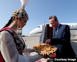 Главу МИД Британии встречают в аэропорту Бишкека. 22 апреля 2024 года